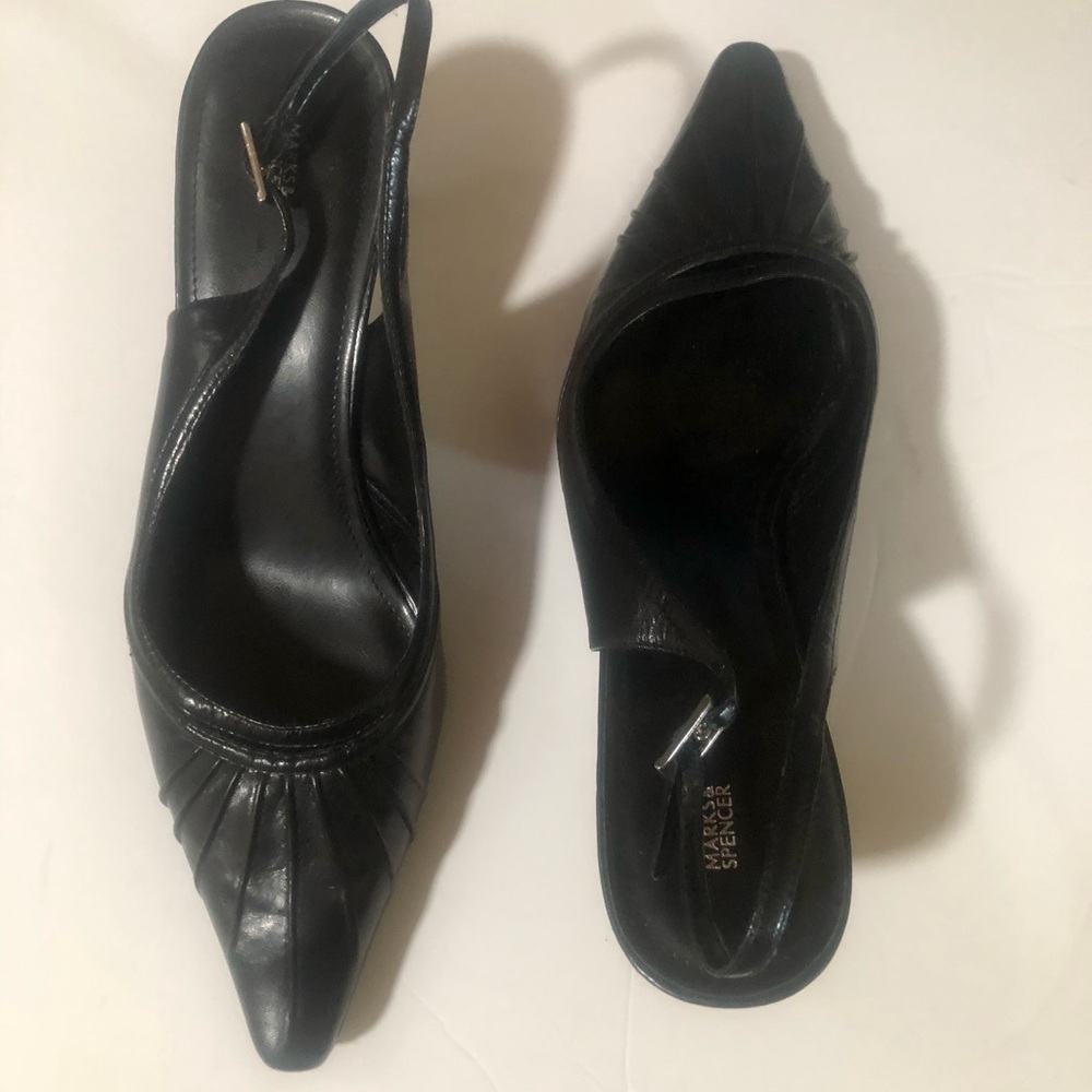 Mark& Spencer Black Leather a women’s Summer-sandal size 10